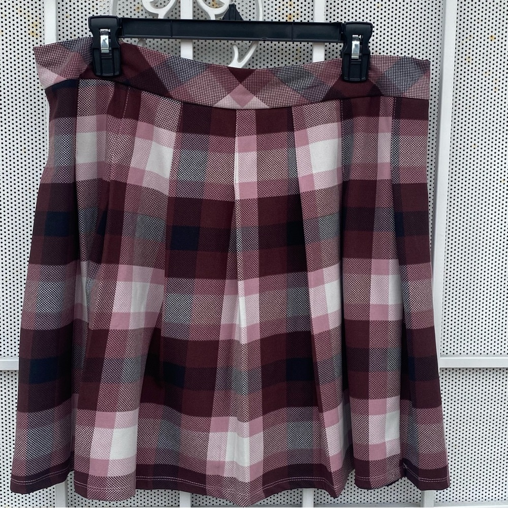 Messini size L pleated skirt back zip W34”XL19” has stretch